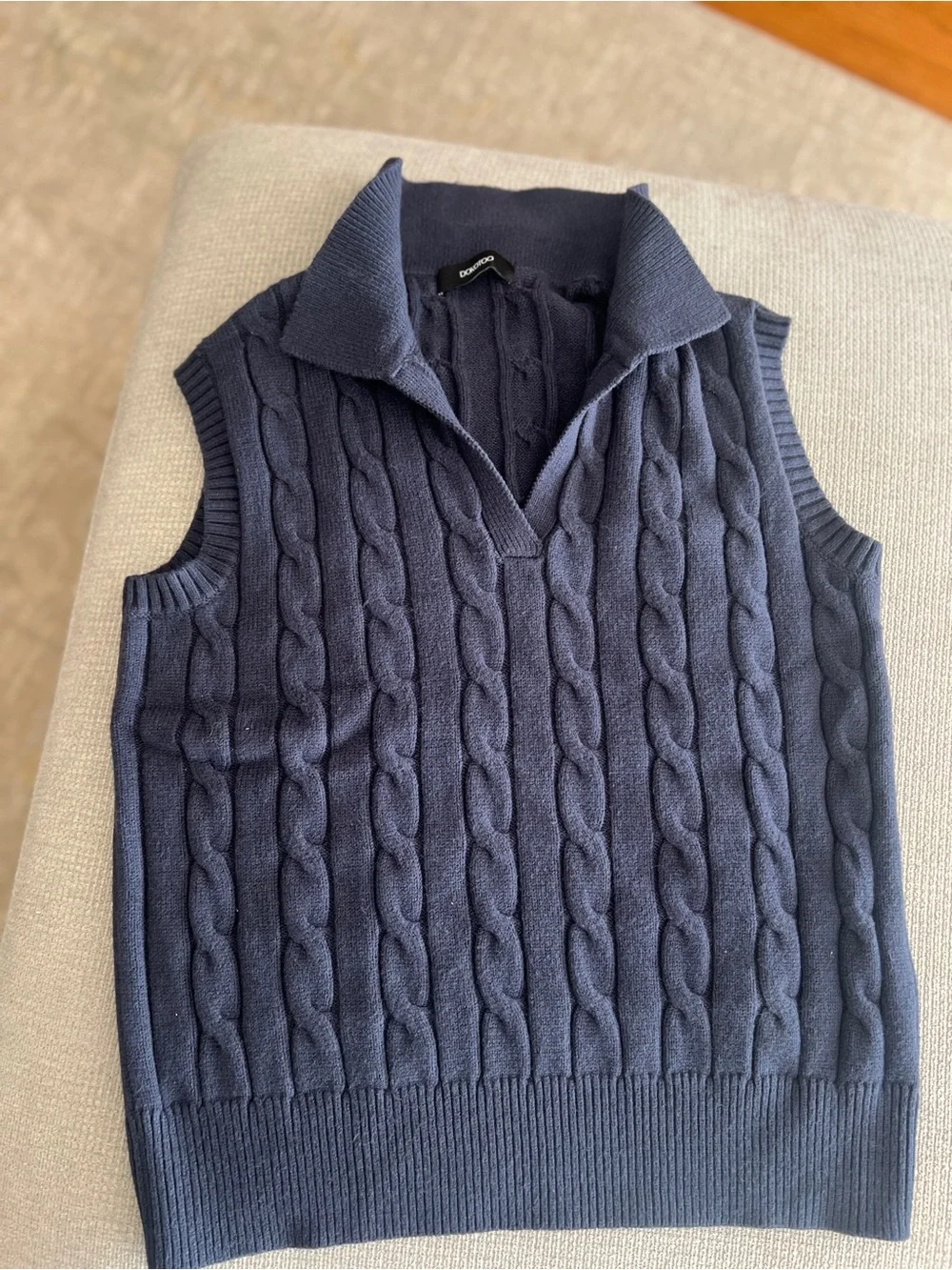 Cable-Knit V-Neck Sleeveless Sweater - Navy